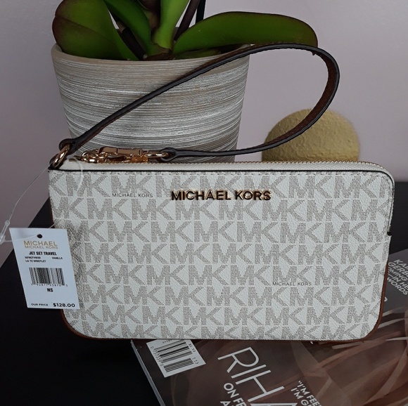 Michael Kors Handbags - ❗BACK IN ❗Michael Kors Signature Vanilla Wristlet